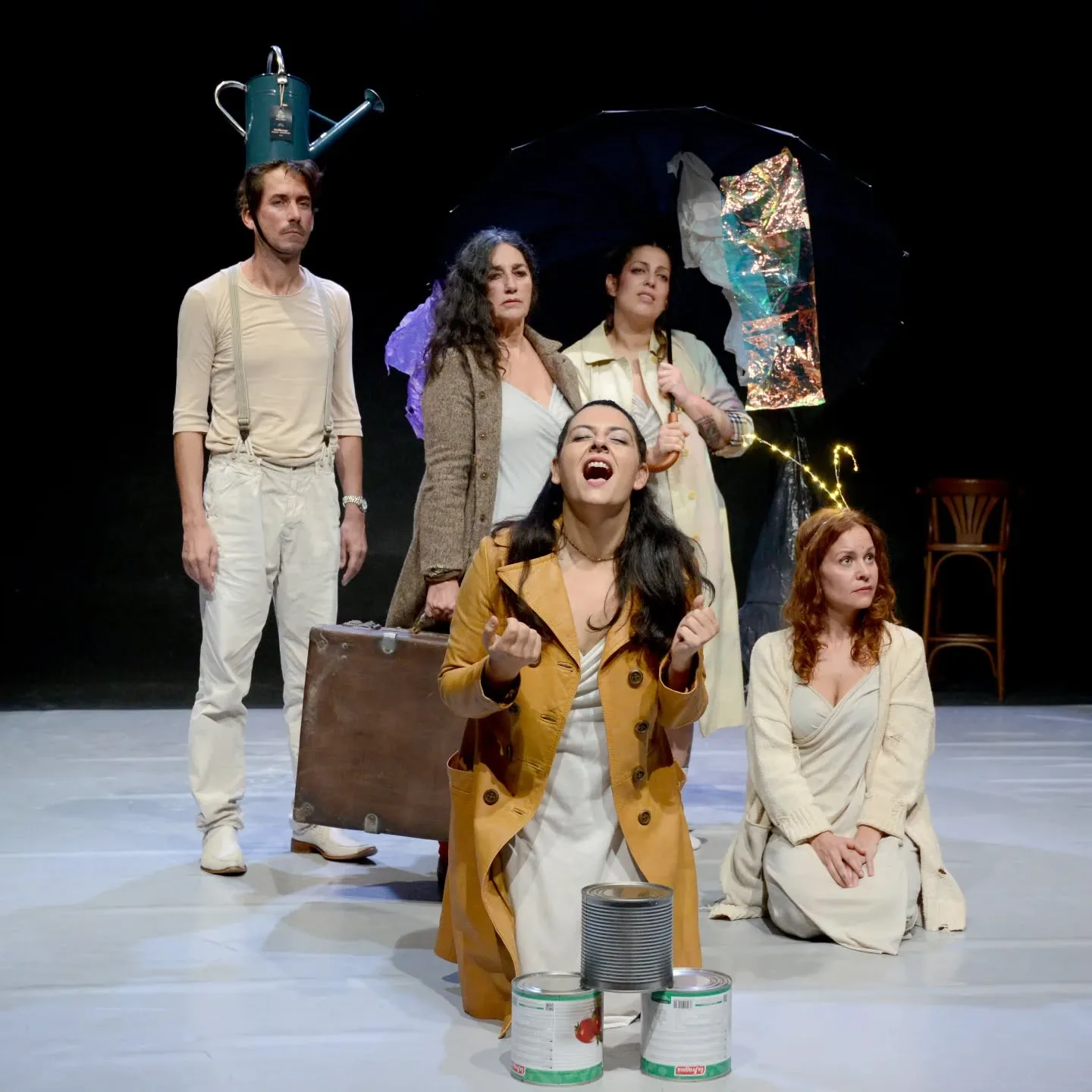 Los Teloneros performing “No Nos Merecemos Soñar” in Valencia, Spain