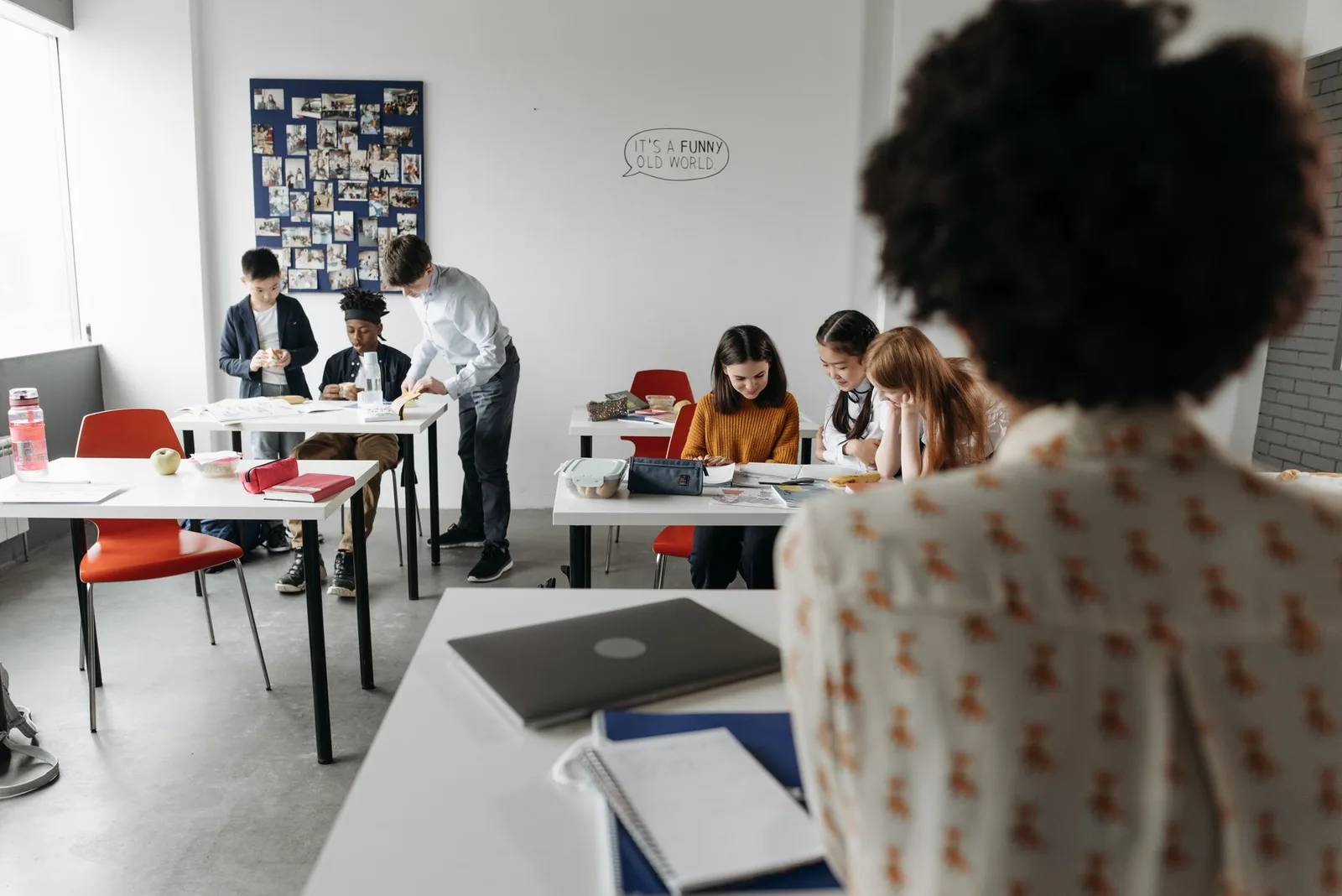Imagen de archivo de estudiantes en un aula, por Pavel Danilyuk en Pexels.