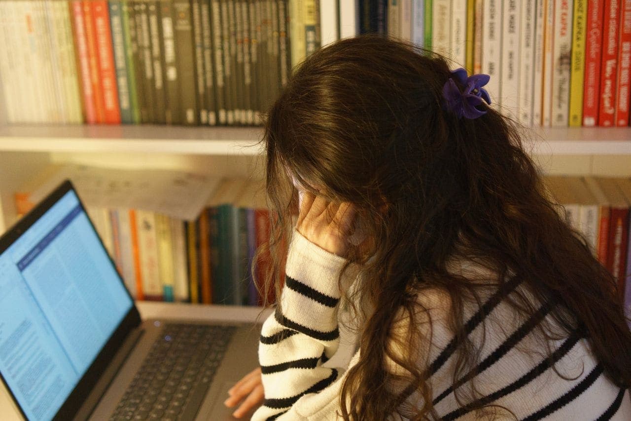 Periodista trabajando en su escritorio en una redacción española